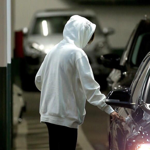 Exclusif - Selena Gomez tente de passer inaperçue alors qu'elle sort de chez le médecin à Beverly Hills, le 20 décembre 2017.