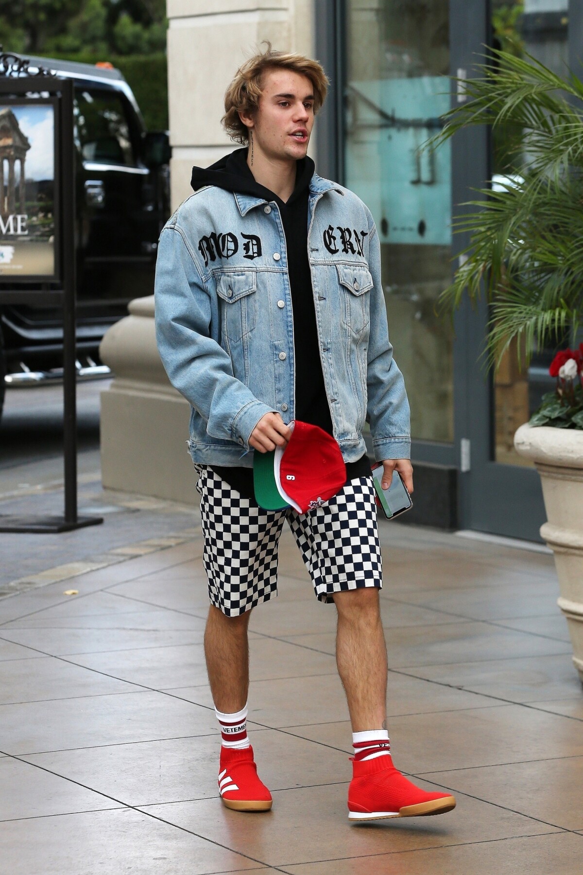 Photo Exclusif Justin Bieber Fait Du Shopping Dans Les Rues De West Hollywood Justin A