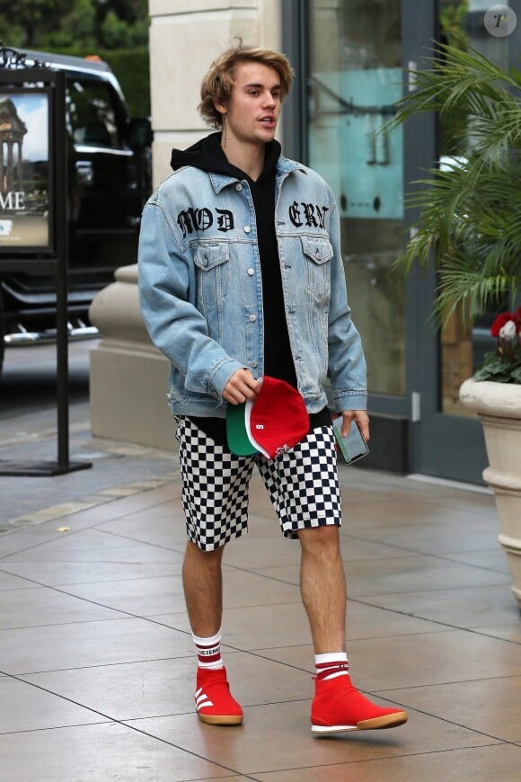 Exclusif - Justin Bieber fait du shopping dans les rues de West Hollywood. Justin a décoré son 4x4 G-Wagon pour Noël! Le 20 décembre 2017