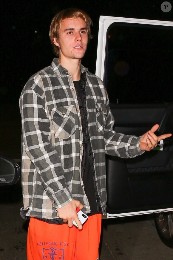 Justin Bieber discute avec un photographe à la sortie de chez sa compagne S. Gomez à Toluca Lake, le 19 décembre 2017