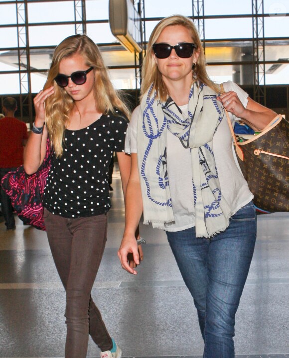 Reese Witherspoon et sa fille Ava Phillippe à l'aéroport à Los Angeles le 31 mai 2013