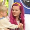 Ava Phillippe (les cheveux teints en rose), et son demi-frère fils Tennessee au Farmer's Market à Los Angeles, le 23 novembre 2014