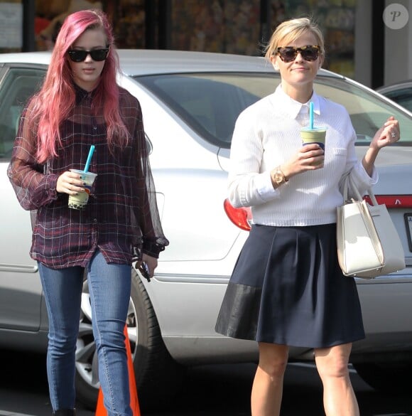 Reese Witherspoon et sa fille Ava (cheveux roses) dégustent une boisson rafraîchissante alors qu'elles se promènent à Brentwood, le 4 février 2015.