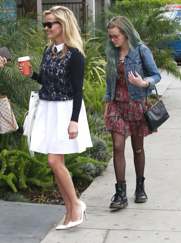 Reese Witherspoon emmène sa fille Ava Phillippe chez le coiffeur à West Hollywood, le 23 avril 2015