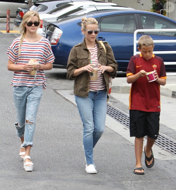 Reese Witherspoon et ses enfants Ava et Deacon mangent une glace à Brentwood le 27 juin 2015