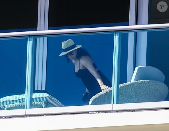 Eva Longoria, enceinte, se relaxe en vacances avec son mari Jose Baston et des amis sur le balcon de leur hôtel à Miami le 23 decembre 2017.