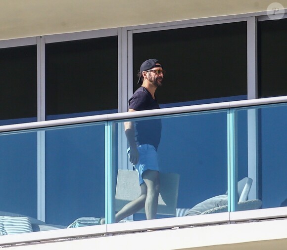 Eva Longoria, enceinte, se relaxe en vacances avec son mari Jose Baston et des amis sur le balcon de leur hôtel à Miami le 23 decembre 2017.