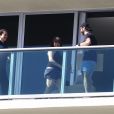 Eva Longoria, enceinte, se relaxe en vacances avec son mari Jose Baston et des amis sur le balcon de leur hôtel à Miami le 23 decembre 2017.