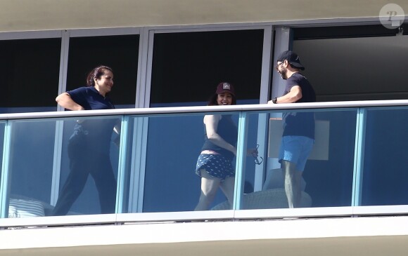 Eva Longoria, enceinte, se relaxe en vacances avec son mari Jose Baston et des amis sur le balcon de leur hôtel à Miami le 23 decembre 2017.