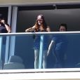 Eva Longoria, enceinte, se relaxe en vacances avec son mari Jose Baston et des amis sur le balcon de leur hôtel à Miami le 23 decembre 2017.