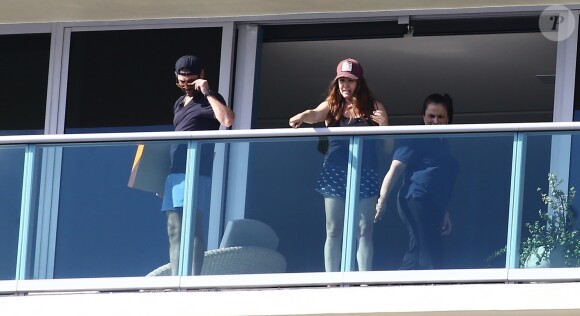 Eva Longoria, enceinte, se relaxe en vacances avec son mari Jose Baston et des amis sur le balcon de leur hôtel à Miami le 23 decembre 2017.