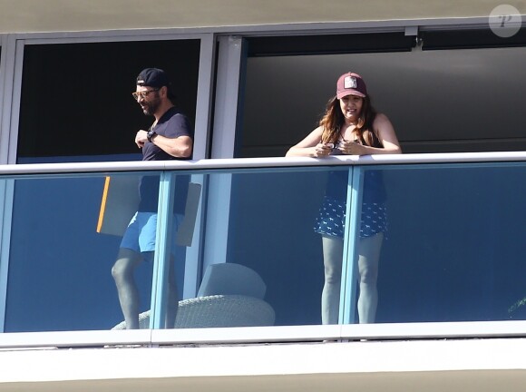 Eva Longoria, enceinte, se relaxe en vacances avec son mari Jose Baston et des amis sur le balcon de leur hôtel à Miami le 23 decembre 2017.