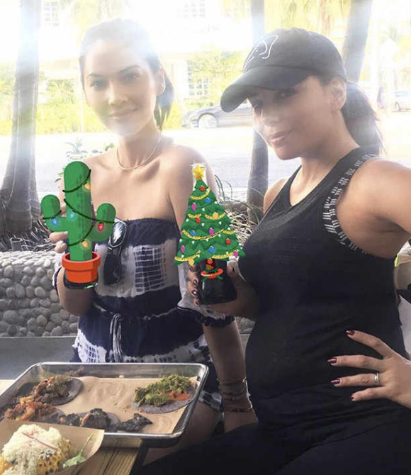 Olivia Munn et Eva Longoria (enceinte) fêtant Noël à Miami le 25 décembre 2017