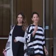Jessica Alba (enceinte) et Olivia Munn ont été aperçues dans les rues de Los Angeles, le 18 décembre 2017.