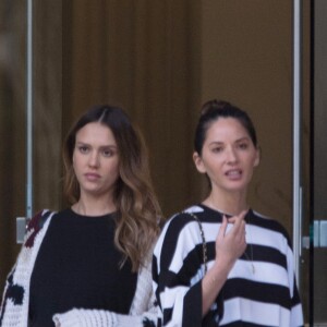 Jessica Alba (enceinte) et Olivia Munn ont été aperçues dans les rues de Los Angeles, le 18 décembre 2017.