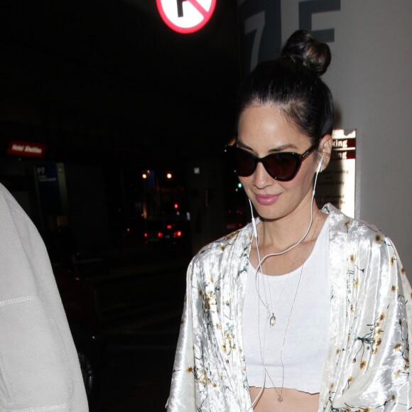 Olivia Munn arrive à l'aéroport LAX de Los Angeles, le 12 décembre 2017. Olivia Munn shows off her toned legs in a pair of denim shorts as she arrives at LAX airport. 12 December 2017.12/12/2017 - Los Angeles