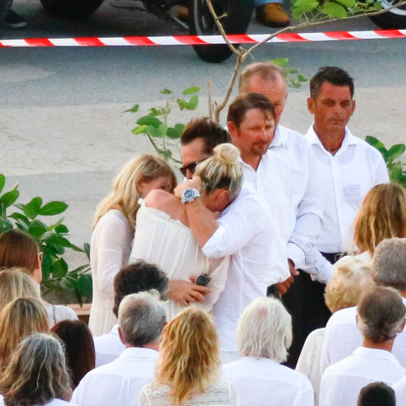 Françoise Thibaut (mère de L. Hallyday), Laeticia Hallyday, David Hallyday - Obsèques de Johnny Hallyday au cimetière de Lorient sur l'île Saint-Barthélemy, Antilles françaises, le 11 décembre 2017.