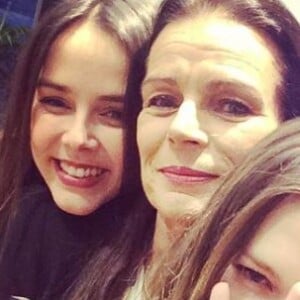 La princesse Stéphanie de Monaco entourée de ses filles Pauline Ducruet et Camille Gottlieb, photo Instagram lors de son 50e anniversaire le 1er février 2015