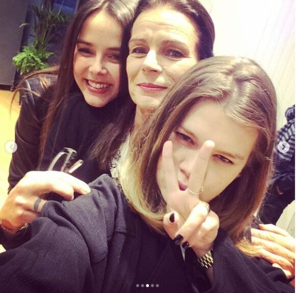La princesse Stéphanie de Monaco entourée de ses filles Pauline Ducruet et Camille Gottlieb, photo Instagram lors de son 50e anniversaire le 1er février 2015