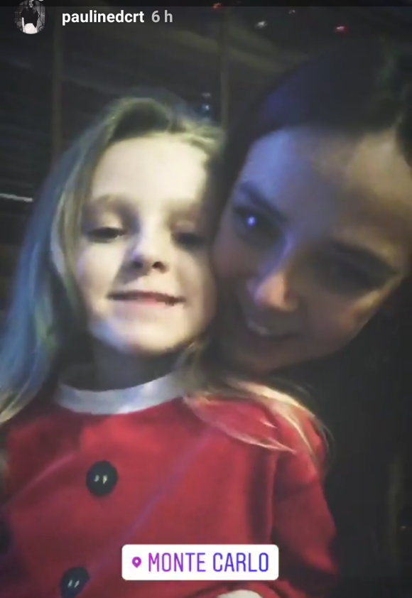 Pauline Ducruet et sa demi-soeur Linoué, fille de Daniel Ducruet et de sa compagne Kelly, en story Instagram lors de Noël 2017