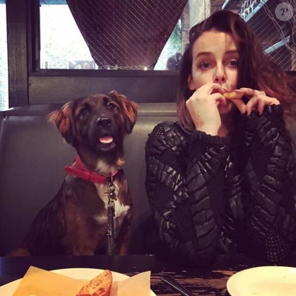 Pauline Ducruet et sa chienne Mala au restaurant en novembre 2017, photo Instagram
