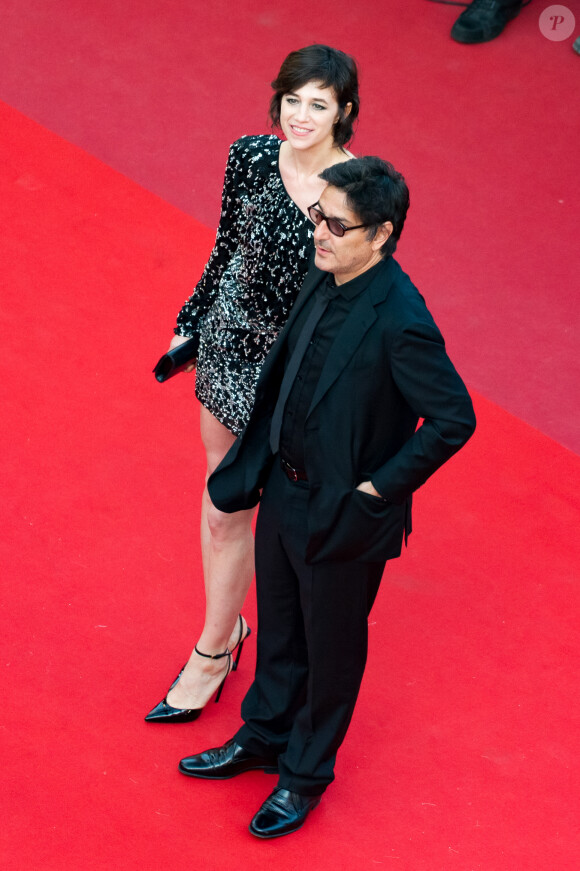 Charlotte Gainsbourg et son compagnon Yvan Attal à la montée des marches du film "How to Talk With Girls at Parties" lors du 70e Festival International du Film de Cannes, le 21 mai 2017.