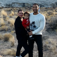 Chrissy Teigen, enceinte : Noël dans le désert, avec John Legend et leur fille