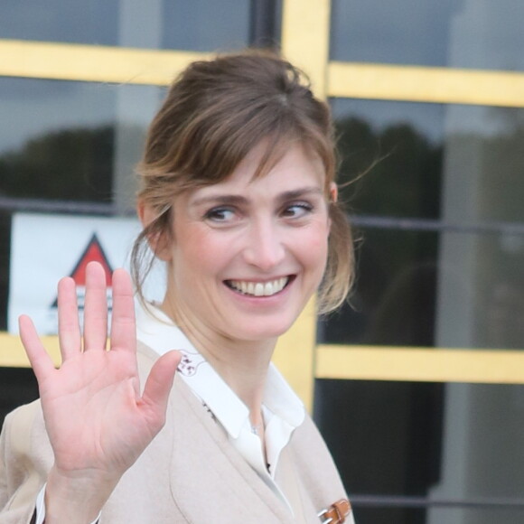 Julie Gayet - Sorties du défilé de mode printemps-été 2018 "Hermès" à Paris. Le 2 octobre 2017 © CVS-Veeren / Bestimage