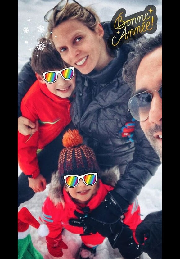 Sylvie Tellier sans maquillage avec ses enfants Oscar (7 ans) et Margaux (3 ans) ainsi que son mari Laurent à Avoriaz, une station de ski située en Haute-Savoie, pour célébrer la nouvelle année.