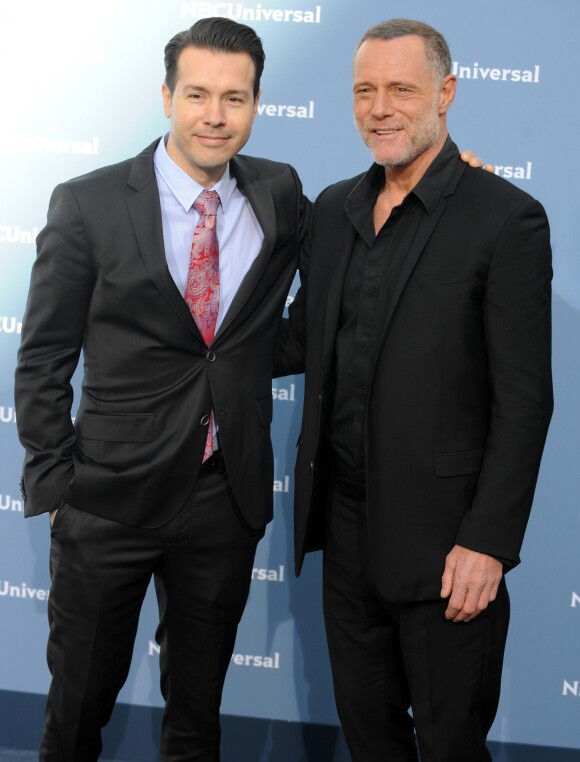 Jon Seda and Jason Beghe à une soirée de présentation des studios NBCUniversal en 2016 à New York.