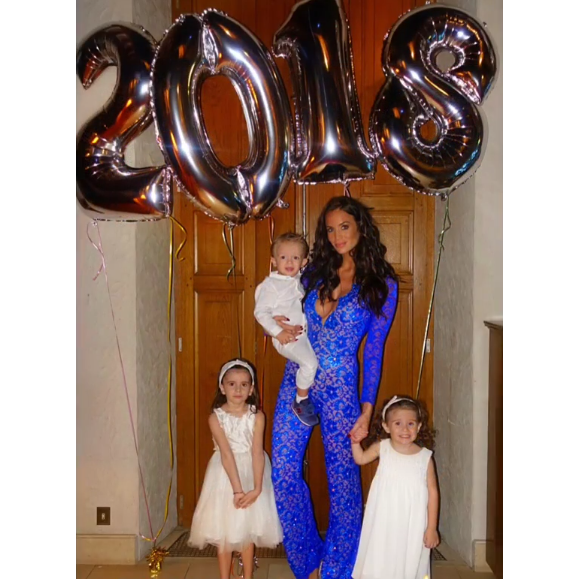 Jade Lagardère et ses trois enfants fêtent le Nouvel An. Janvier 2018.