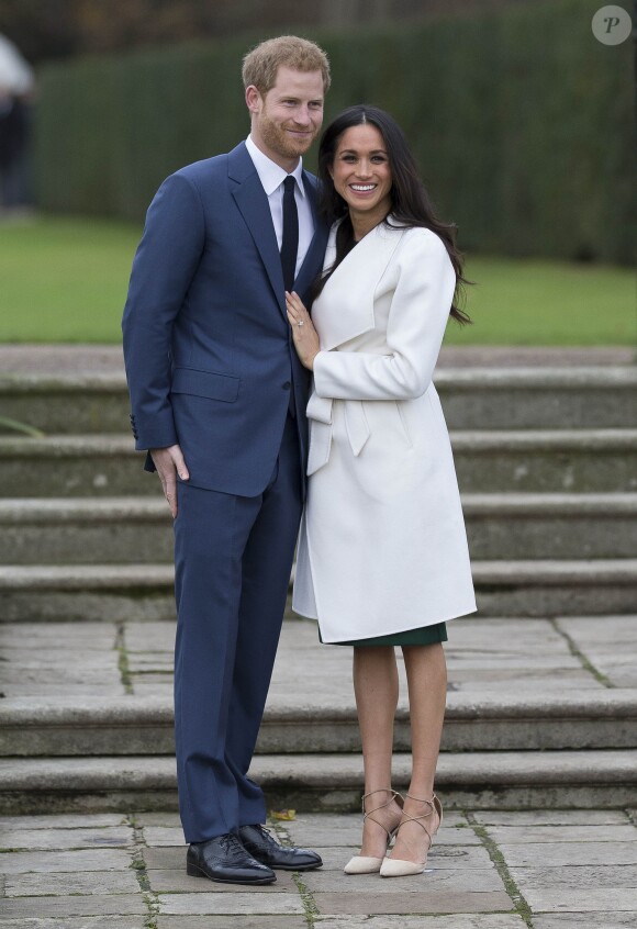 Le prince Harry et Meghan Markle devant les médias à Kensington Palace suite à l'annonce de leurs fiançailles le 27 novembre 2017.