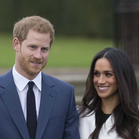Le prince Harry et Meghan Markle devant les médias à Kensington Palace suite à l'annonce de leurs fiançailles le 27 novembre 2017.