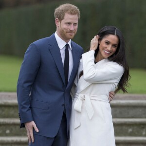 Le prince Harry et Meghan Markle devant les médias à Kensington Palace suite à l'annonce de leurs fiançailles le 27 novembre 2017.