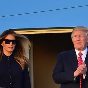 Le président américain Donald Trump et sa femme Melania arrivent à l'aéroport de Palm Beach à bord d'air force one avec le premier ministre japonais Shinzo Abe et sa femme Akie Abe à Palm Beach le 10 février 2017