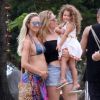 Exclusif - Candice Swanepoel, enceinte, Doutzen Kroes et sa fille Myllena en vacances à Trancoso, au Brésil. Le 4 janvier 2018.