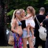 Exclusif - Candice Swanepoel, enceinte, Doutzen Kroes et sa fille Myllena en vacances à Trancoso, au Brésil. Le 4 janvier 2018.
