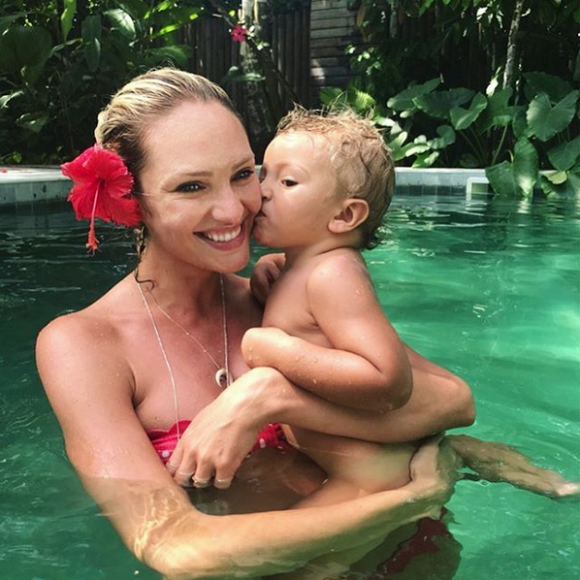 Candice Swanepoel et son fils Anacã au Brésil. Janvier 2018.