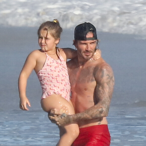 Exclusif - David Beckham passe une journée à la plage avec ses enfants Brooklyn, Cruz, Romeo et Harper et des amis à Malibu, le 22 octobre 2017.