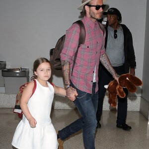 David Beckham arrive avec ses enfants Brooklyn, Romeo, Cruz et Harper Beckham à l'aéroport de LAX à Los Angeles, le 17 avril 2017.