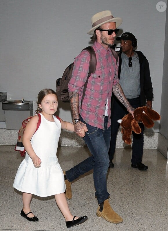 David Beckham arrive avec ses enfants Brooklyn, Romeo, Cruz et Harper Beckham à l'aéroport de LAX à Los Angeles, le 17 avril 2017.