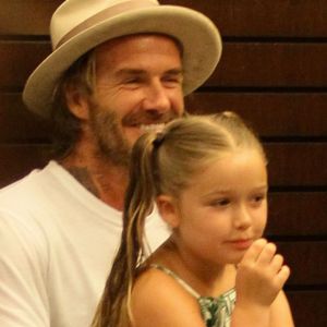 Brooklyn Beckham dédicace son livre de photos en présence de son père David Beckham, son frère Cruz et sa soeur Harper à Los Angeles, le 2 août 2017.