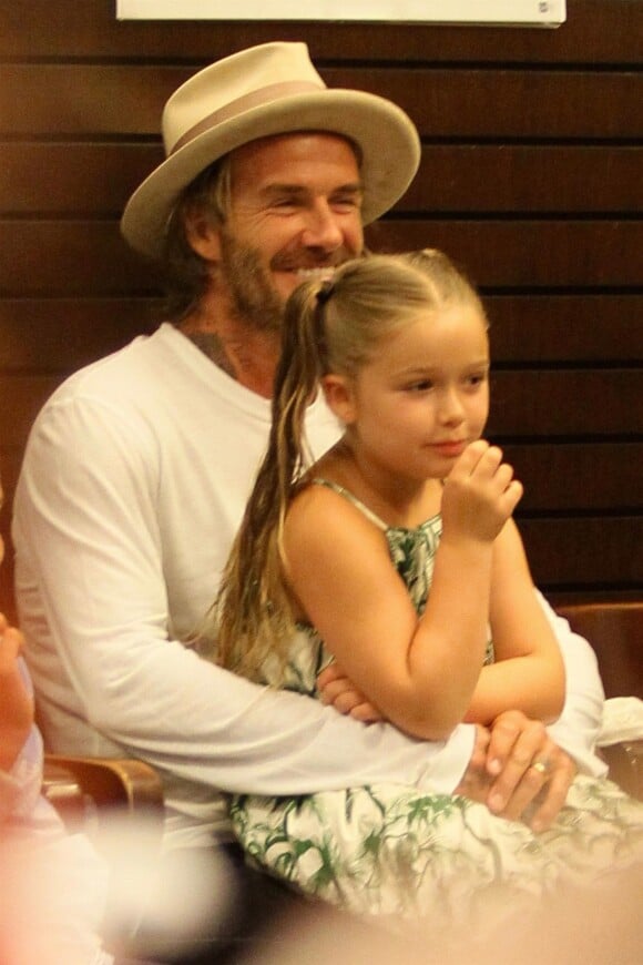 Brooklyn Beckham dédicace son livre de photos en présence de son père David Beckham, son frère Cruz et sa soeur Harper à Los Angeles, le 2 août 2017.