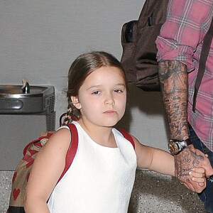 David Beckham arrive avec ses enfants Brooklyn, Romeo, Cruz et Harper Beckham à l'aéroport de LAX à Los Angeles, le 17 avril 2017.