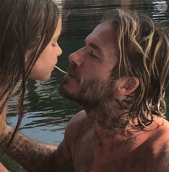 Victoria Beckham publie une photo de son mari David et leur fille Harper partageant une spaghetti. Instagram, le 4 janvier 2018.