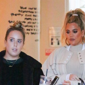 Khloe Kardashian enceinte se rend à un rendez-vous dans un hôtel de Los Angeles le 4 janvier 2018.