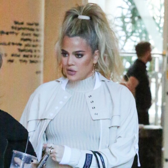 Khloe Kardashian enceinte se rend à un rendez-vous dans un hôtel de Los Angeles le 4 janvier 2018.