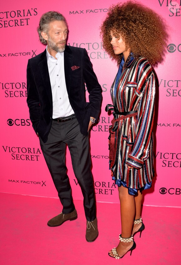 Vincent Cassel et sa compagne Tina Kunakey lors du photocall du Victoria's Secret Fashion 2016 au Grand Palais à Paris, France, le 30 novembre 2016. © BOV/Bestimage