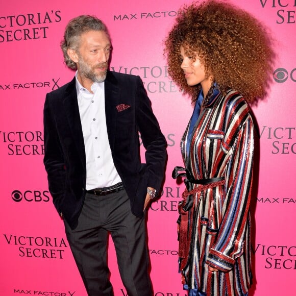 Vincent Cassel et sa compagne Tina Kunakey lors du photocall du Victoria's Secret Fashion 2016 au Grand Palais à Paris, France, le 30 novembre 2016. © BOV/Bestimage