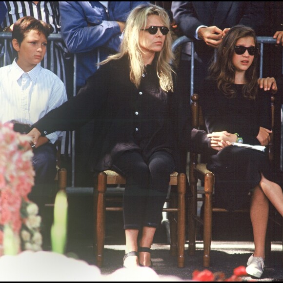 France Gall avec sa fille Pauline et son fils Raphael aux obsèques de Michel Berger, en 1992 à Paris